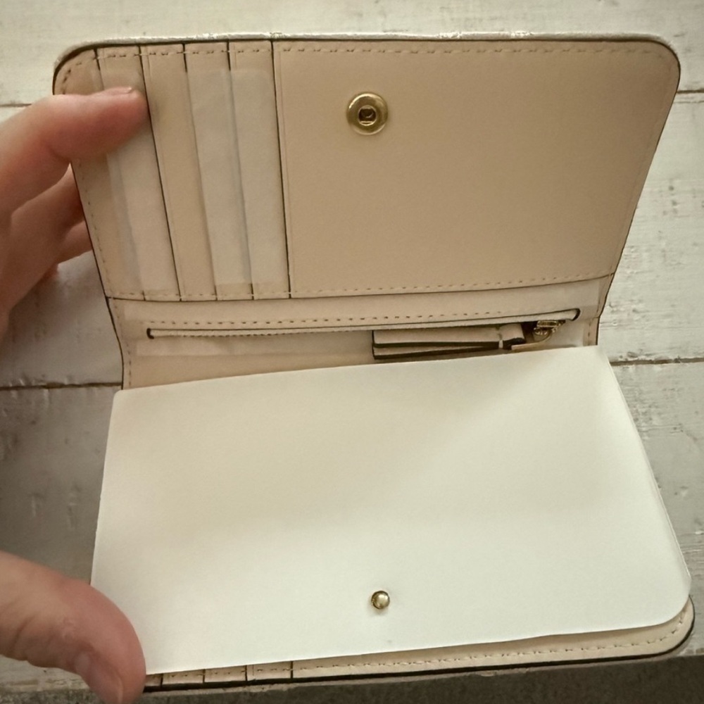 Tory Burch NWT medium Willa  wallet in color Brie - Picture 2 of 5